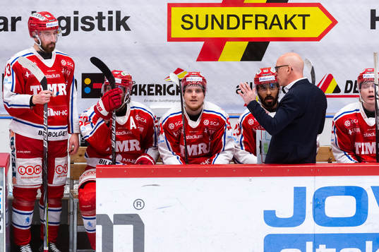Timrås tränare Fredrik Andersson diskuterar med spelarna