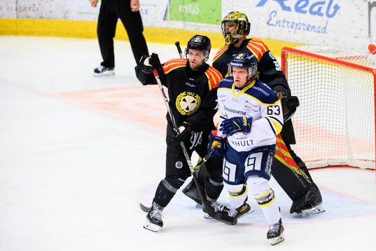 s Zion Nybeck oroar framför Brynäs Chad Billins och