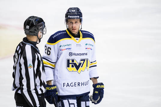 s Alexander Bergström i samtal med Linjedomare Örjan