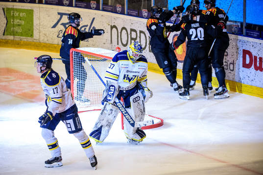 s Emil Johansson och målvakt Jonas Gunnarsson deppar