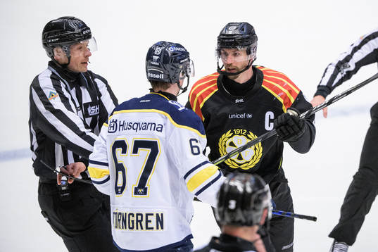 s Christoffer Törngren och Brynäs Anton Rödin i bråk
