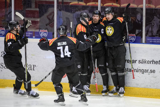 Brynäs Anton Rödin jublar med lagkamrater