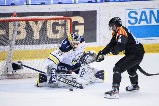 s målvakt Jonas Gunnarsson och Brynäs Jaedon Descheneau
