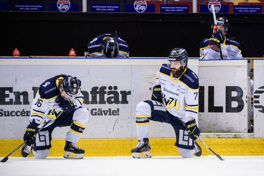 s Filip Sandberg och HV71:s Linus Fröberg deppar