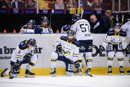 s Filip Sandberg och HV71:s Linus Fröberg deppar