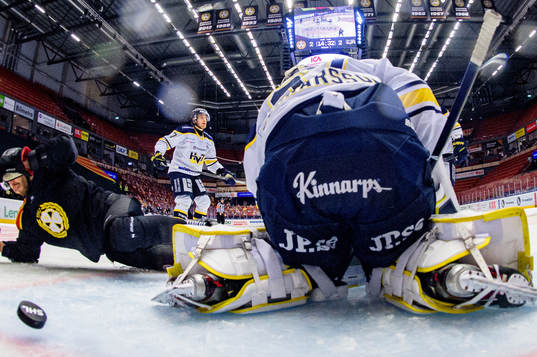 s Anton Wedin och målvakt Jonas Gunnarsson  deppar