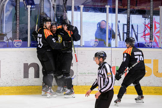 Brynäs Patrik Berglund och Oula Palve jublar