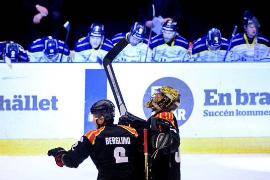Brynäs Kristofer Berglund och målvakt Samuel Ersson jublar