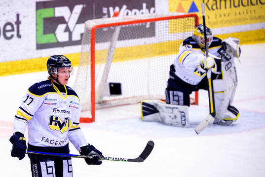 s Emil Johansson och målvakt Jonas Gunnarsson deppar