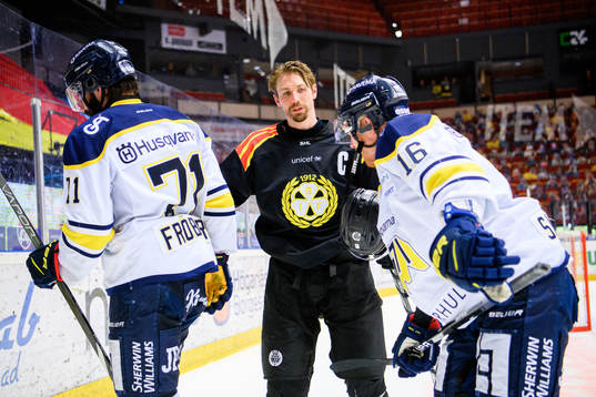 Brynäs Anton Rödin med Linus Fröberg och Filip Sandberg