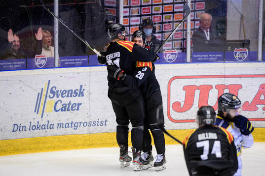Brynäs Patrik Berglund och Oula Palve jublar