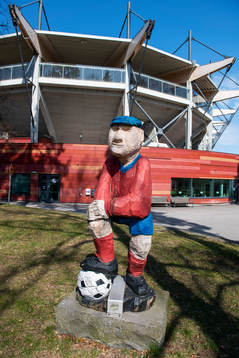 Exteriör av Visma Arena med staty i förgrunden