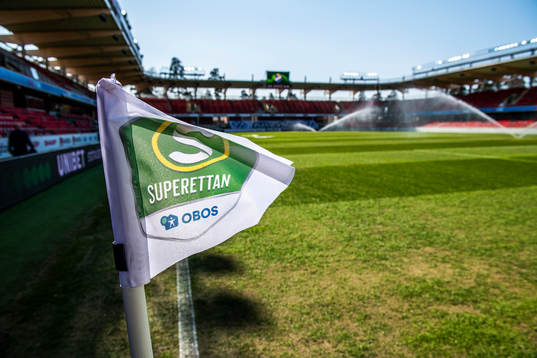 Interiör av Visma Arena med en hörnflagga med Obos logotyp