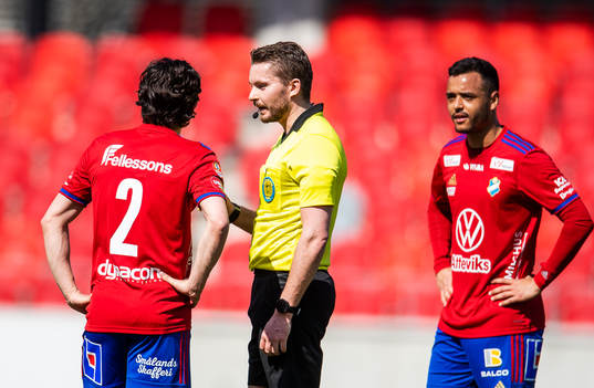 Domare Joakim Östling och Östers Mattias Pavic   som