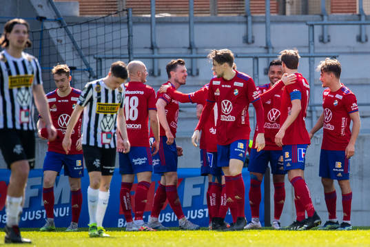 Östers spelare jublar och Landskronas spelare deppar