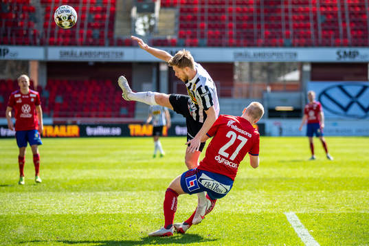 Östers Billy Nordström  och Landskronas Dennis Olofsson