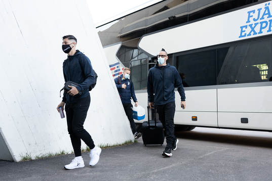 IFK Göteborgs Kevin Yakob och Marek Hamsik anländer