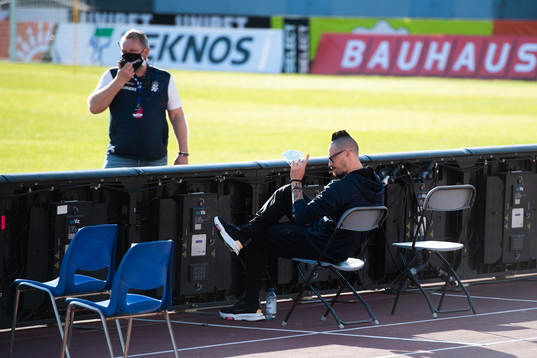 IFK Göteborgs Marek Hamsik inspekterar planen