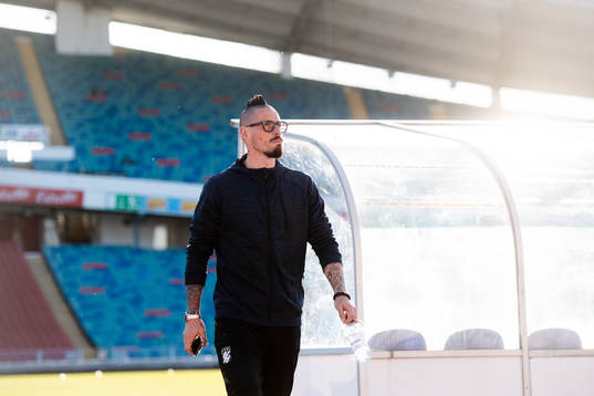 IFK Göteborgs Marek Hamsik inspekterar planen