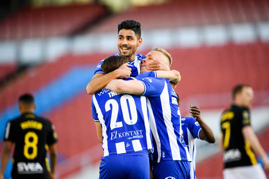 IFK Göteborgs Hosam Aiesh jublar med Simon Thern och