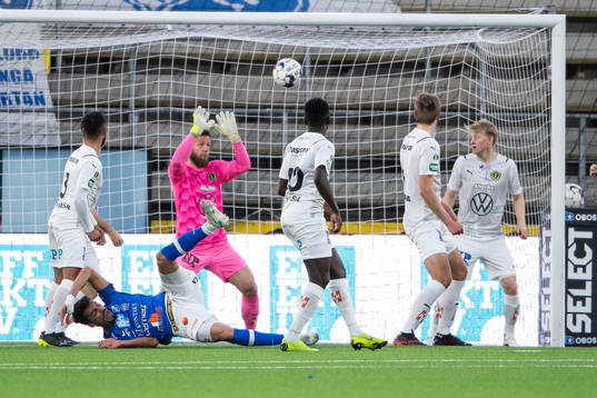 Jönköpings målvakt Frank Pettersson uräddar skott nder