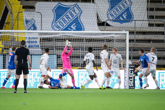 Jönköpings målvakt Frank Pettersson uräddar skott nder