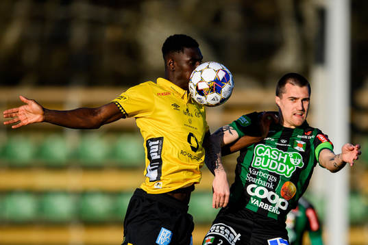Elfsborgs Marokhy Ndione och Varbergs Jon Birkfeldt