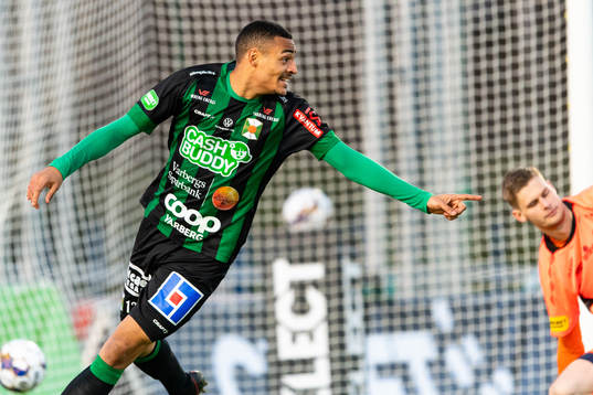 Varbergs Simon Karlsson Adjei jublar