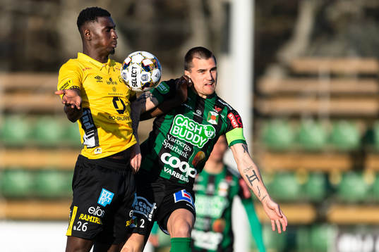 Elfsborgs Marokhy Ndione och Varbergs Jon Birkfeldt