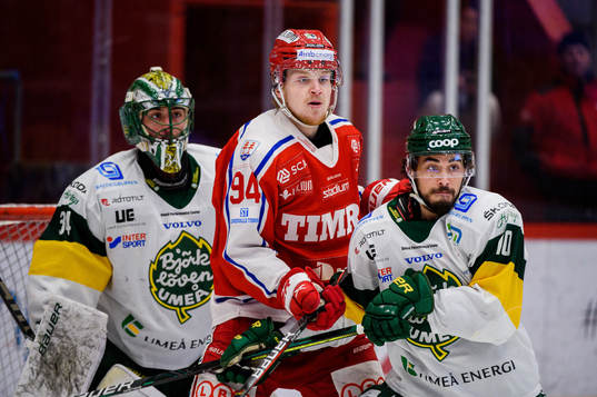 Timrås Sebastian Hartmann oroar framför Björklövens