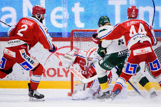 Björklövens Olle Liss oroar framför Timrås målvakt