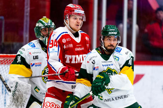 Timrås Sebastian Hartmann och Björklövens Tyler Vesel