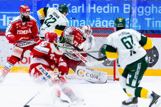 Björklövens Francis Perron skjuter mot Timrås målvakt