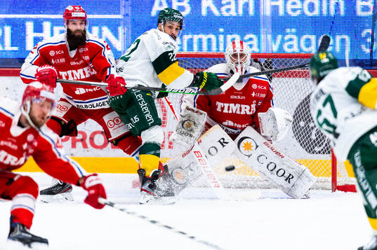 Björklövens Francis Perron skjuter mot Timrås målvakt