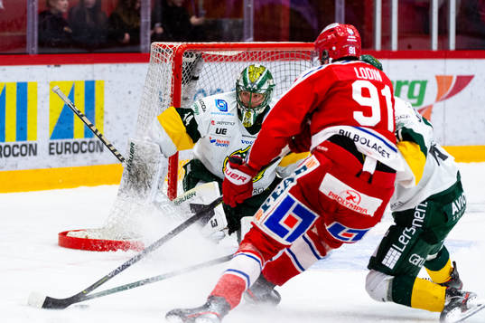 Timrås Viktor Lodin mot Björklövens målvakt Kevin Poulin