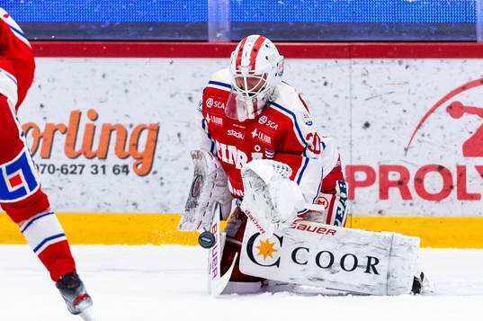 Timrås målvakt Jacob Johansson räddar skott