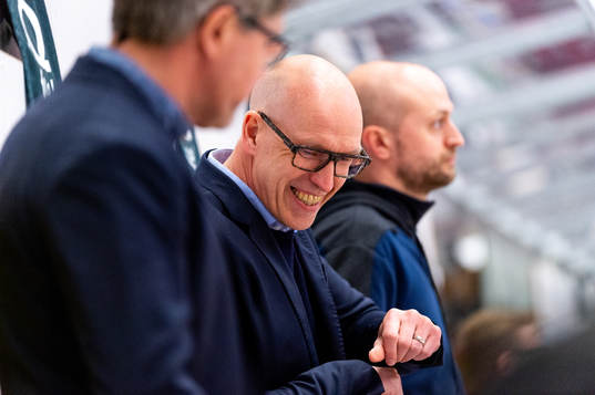 Timrås tränare Fredrik Andersson jublar