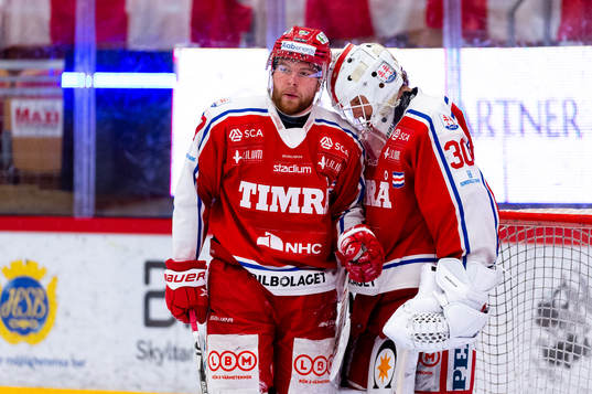 Timrås Johan Lindholm och målvakt Jacob Johansson jublar
