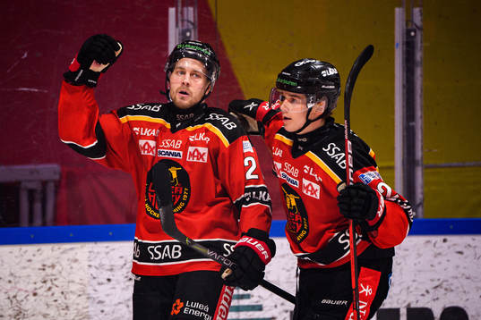 Luleås Juhani Tyrväinen och Nils Lundkvist jublar