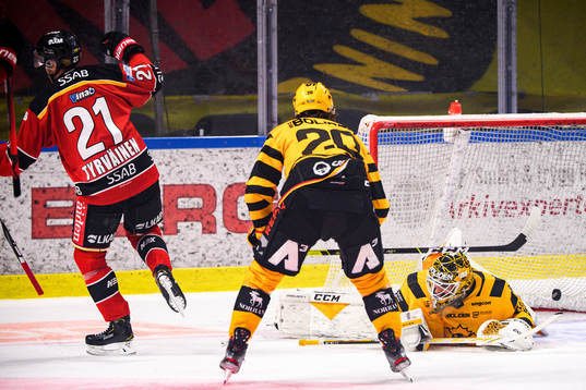 Luleås Juhani Tyrväinen gör 1-0 bakom Skellefteås
