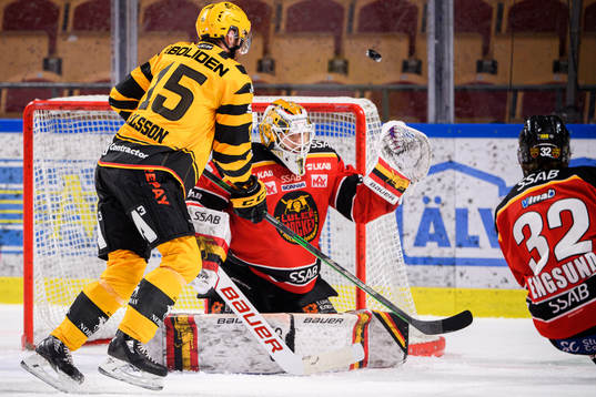 Skellefteås Melker Karlsson och Luleås målvakt Jesper