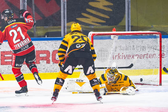 Luleås Juhani Tyrväinen jublar och Skellefteås målvakt