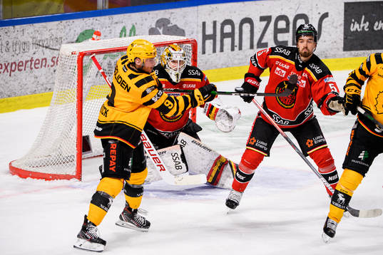 Skellefteås Darren Nowick gör 2-2