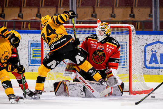 Skellefteås Andreas Wingerli och Luleås målvakt Jesper