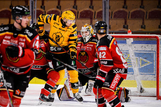 Skellefteås Pär Lindholm gör 2-3 bakom Luleås målvakt