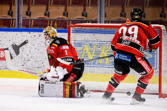 Luleås målvakt Jesper Wallstedt och Erik Gustafsson deppar