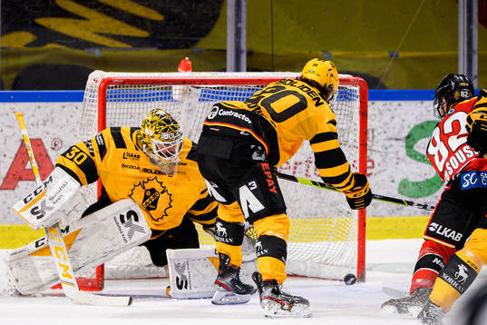 Luleås Chris Desousa gör 3-4 bakom Skellefteås målvakt
