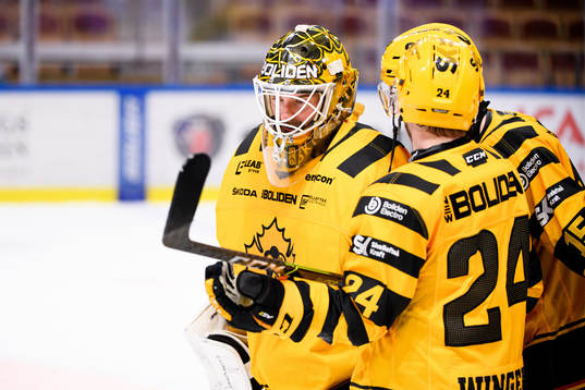 Skellefteås målvakt Gustaf Lindvall jublar