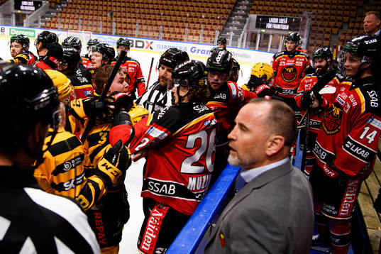 Bråk vid slutsignalen av kvartsfinal sex i SHL mellan