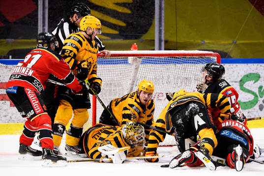 Skellefteås Andreas Wingerli , målvakt Gustaf Lindvall